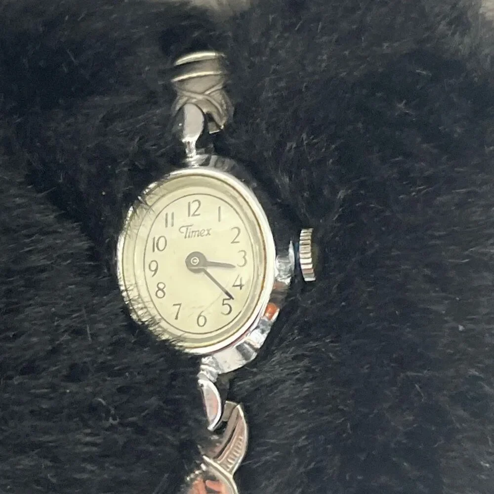 Vintage Timex Women's Silver Tone Manual Wind Oval‎ Stainless Stretch Band Watch